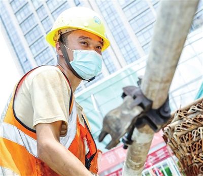 连日来,和平区重点工程施工现场,工人冒着高温加紧施工。 本报记者 吴迪 摄