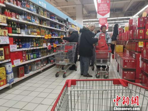 图为北京一家超市里的烟酒区。 谢艺观 摄