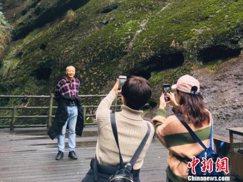 张雅一家拍游客照 受访者供图 摄