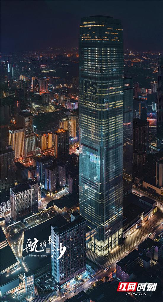 长沙新地标国金中心航拍夜景图。