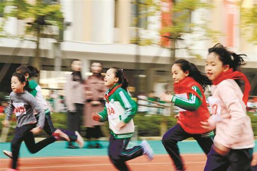 图为光谷一小(西校区)小学生在运动会上好开心