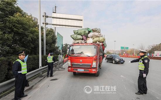 交警检查过往货车安全情况。浙江在线记者 董庆鹏 摄