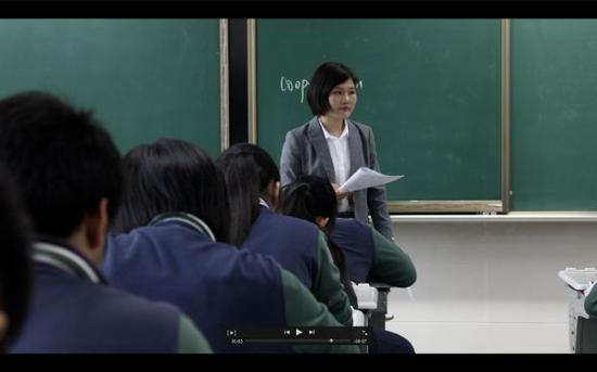 若男在学校代课教英语。视频截图