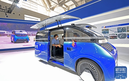 在第六届世界智能大会天津制造业立市展上，参会嘉宾体验“天津号”纯太阳能汽车（2022年6月24日摄）。 新华社记者 赵子硕 摄