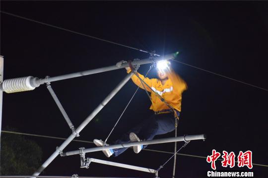1月25日,检修队伍中90后青年技师彭少峰在紧固螺帽。 孙赟飞 摄
