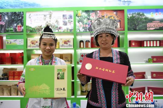 图为身着民族服饰的广西茶商现场宣传桂茶。 李爱平 摄