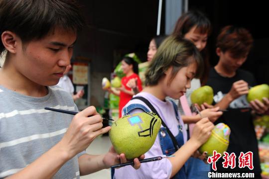 广西艺术学院影视与传媒学院人物形象设计专业的学生在绘制文创图案。 蒋雪林 摄