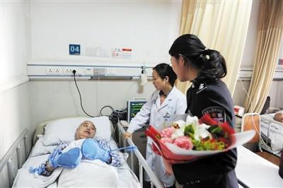 同事们送来鲜花。