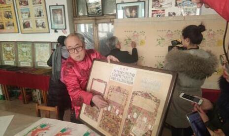 (董静向记者讲解东丰台木版年画历史)