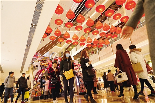 春节假期，不少市民热衷逛商场购物