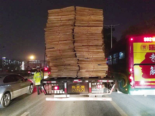 大货车“超载”违规被查处 (本版图片均为交警供图)