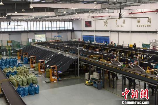 图为义乌国际邮件互换局海关监管场地 何剑涯 摄