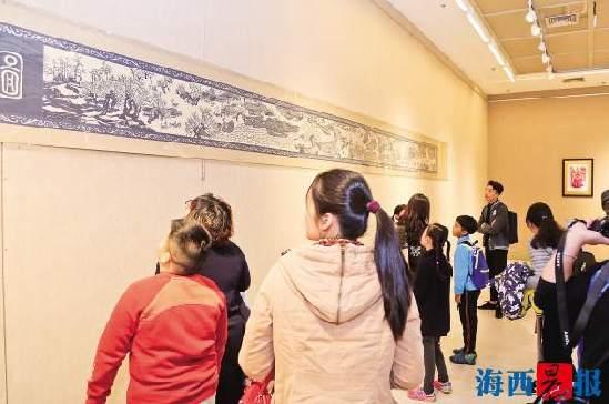 母亲王守萍和女儿安海燕坚守剪纸艺术,创作出一系列精彩作品并进行了展出。