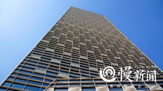 细看“歪歪楼”,玻璃幕墙也不简单,有造型变化。