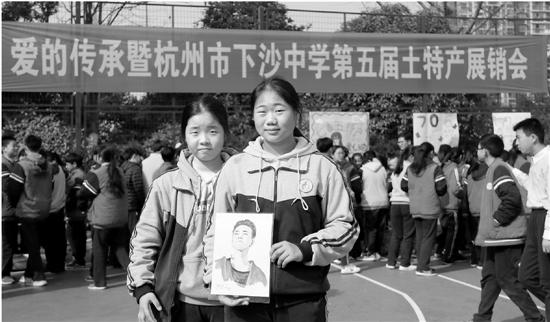 一名女生拍得手绘彩铅画