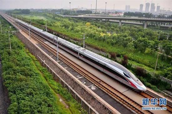 北京南开往天津的C2001次“复兴号”中国标准动车组驶入天津市区。新华社记者杨宝森摄