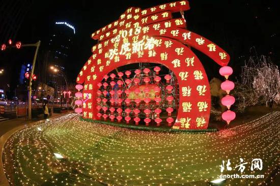 节日布景烘托了喜庆氛围