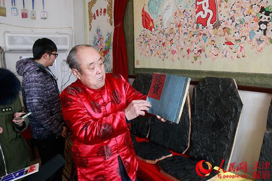 年画传承人董静展示民国时期的“老账本”。孙一凡/摄