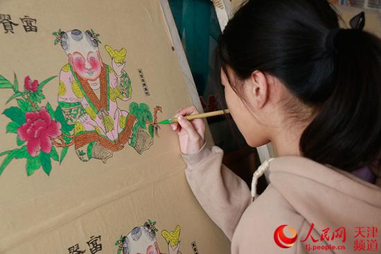 年画传承人董静的孙女绘制年画。孙一凡/摄