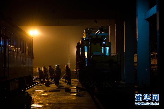 回到基地后,检修工走下轨道车,此时已是深夜零点过。(2月11日摄) 新华网 李相博 摄