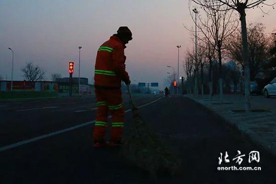 由于几乎没有产生炮皮,大年初一清晨,环卫工人以日常扫保工作为主