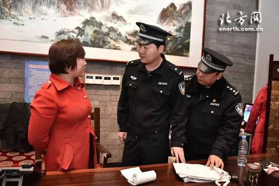 民警和承办年夜饭的饭店负责人叮嘱禁止燃放烟花爆竹相关规定