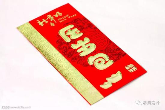 过年给孩子一些压岁钱是中国的传统民俗。压岁钱饱含着长辈对晚辈的祈福求安。