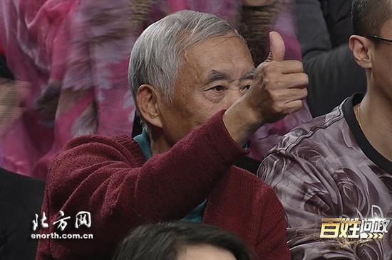 对于职能部门负责人的回复,现场市民满意地竖起了大拇哥