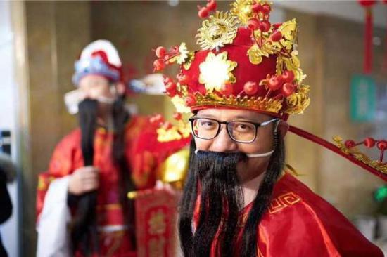 杭州1公司发开年红包 有员工收到2元彩票中了