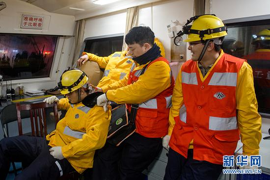 结束检修返回基地的途中,检修工们相互给对方按摩。(2月11日摄) 新华网 李相博 摄