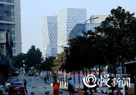 在兰馨路上远眺“歪歪楼”,虽然很歪,却歪得有点品味。