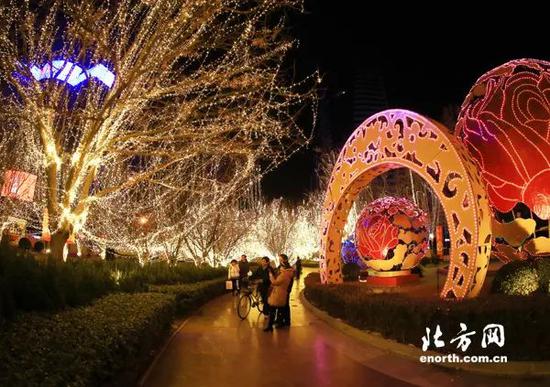 节日布景吸引市民驻足