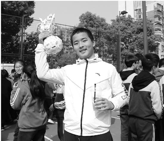 一名男生拍得下沙中学原产柚子
