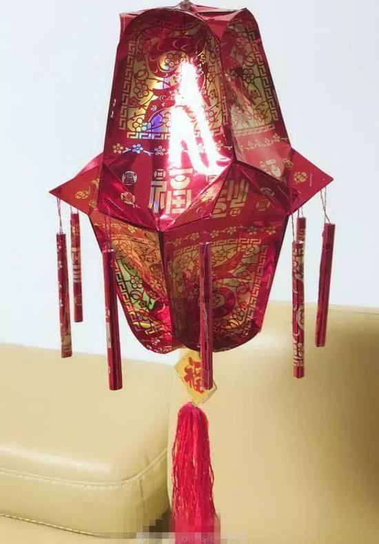 孩子爷爷戴着老花镜做完