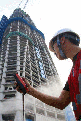 大楼的建设者们见证了北方第一高楼的“成长”（央广网发 贾成龙 摄）