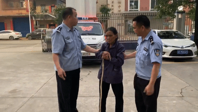 ▲老人不愿意坐下休息,民警耐心安抚