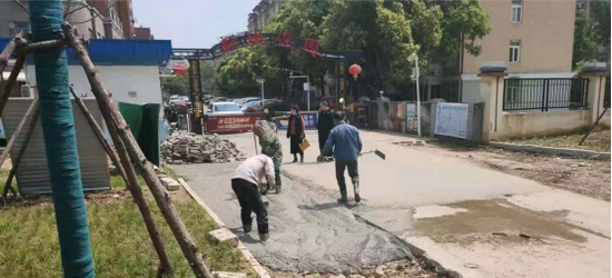 图为将军路街新城俊园小区出入口的路面修复施工现场。(将军路街 供图)
