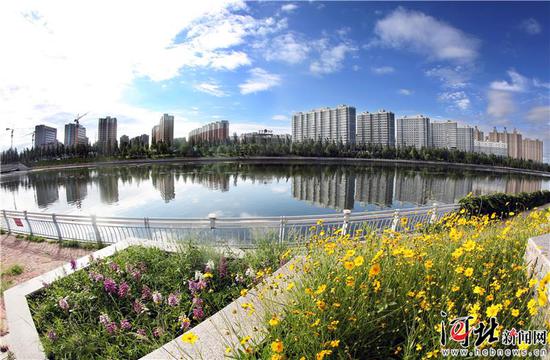 2018年,张家口市PM2.5平均浓度29微克/立方米,同比下降6.5%;空气质量综合指数4.11,同比下降1.7%;空气质量达标天数277天,达标率81.2%,同比上升2.4%。这是蓝天?#33258;?#26144;衬下的市区一角。 记者刘雅静 通?#23545;?#39532;佳琦摄 (本报资料片)