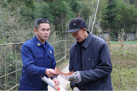 恩施州利川市消防宣传人员在田间地头讲解消防安全知识 张红霞/摄