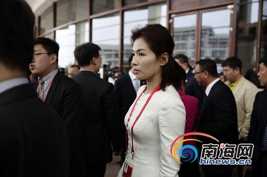 4月10日上午，“安迪”来了，演员刘涛一袭职业女装现身2018博鳌亚洲论坛年会。南海网特派记者 刘洋 摄