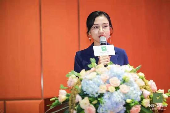 中观女子书院院长覃银鹰女士作了“以华夏经典美学推动都市女性精神生活”专题演讲