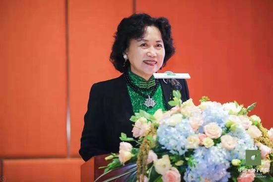 深圳大学原党委副书记、经济学学者陶一桃教授作了“她经济”专题演讲