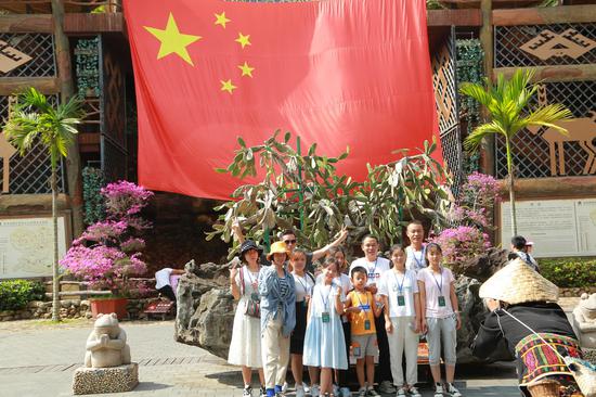 游客在景区海黎图巨幅国庆下合影