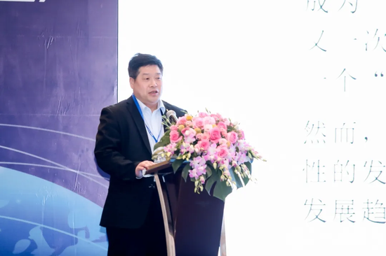 河南省酒业协会秘书长岳晓声进行“首届世界老酒大会”项目推介