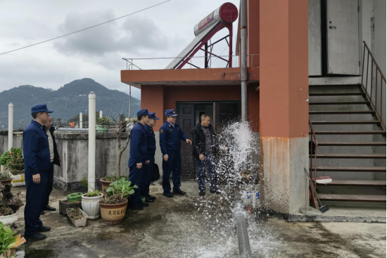 恩施州建始县消防救援人员抽查一高层住宅小区水压情况 胡媛/摄