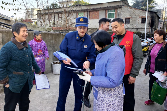 襄阳市保康县消防宣传员联合富鑫尚品小区物业、志愿者向居民普及春季防火知识。张纪文/摄