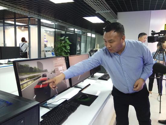 主办方向记者展示智能网联汽车信息安全实验室,它是国内唯一的汽车信息安全测试和评价的行业级重点实验室。