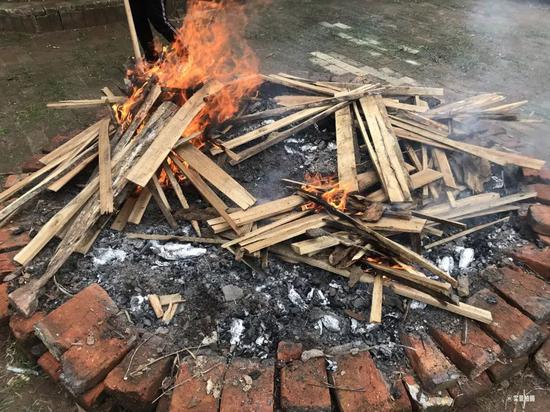 用木头烧制的炭火，烤出最原生态的富硒地瓜