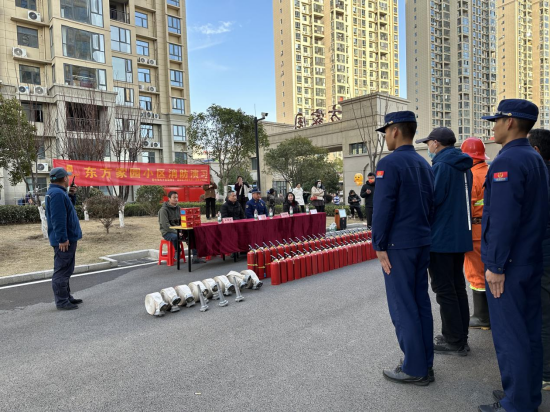随州市消防救援支队消防宣传员在辖区高层住宅小区开展消防宣传及培训演练活动 王鹏/摄