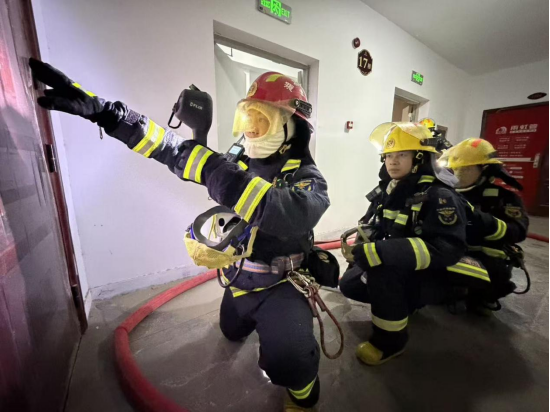 鄂州市消防救援人员正在开展高层建筑灭火救援实战拉动演练 汪澜/摄